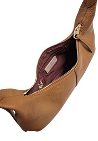 Borsa a mano in pelle marrone con finitura texturizzata, hardware dorato e fodera interna di un profondo bordeaux. Chiusura con zip e etichetta del marchio visibile all'interno.
