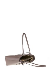 Sac à main en cuir gris clair avec un dessus ouvert, doté d'une surface texturée, d'une bandoulière réglable et d'un intérieur beige avec un motif de marque.