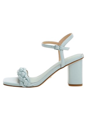 Sandale ouverte bleu clair avec une bride frontale tressée, une sangle à boucle autour de la cheville, une semelle intérieure rembourrée et un talon bloc épais.