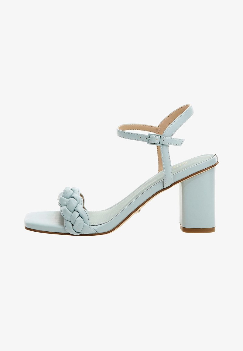 Sandale ouverte bleu clair avec une bride frontale tressée, une sangle à boucle autour de la cheville, une semelle intérieure rembourrée et un talon bloc épais.