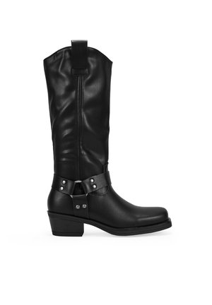Botas de vaquero de cuero negro con caña alta, puntera redonda y tacón cuadrado. Cuentan con una correa con acentos metálicos y una tira en el talón.