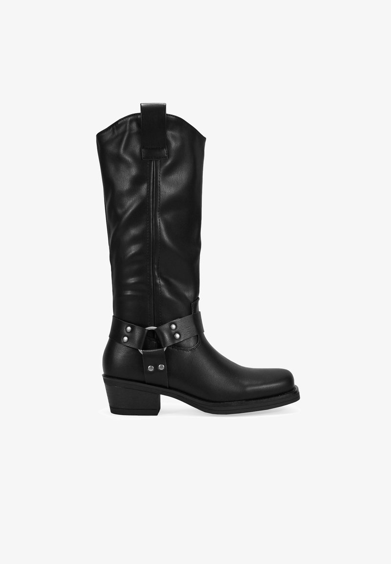 Bottes de cowboy en cuir noir avec une tige haute, un bout rond et un talon carré. Elles présentent une sangle avec des accents métalliques et une languette au niveau du talon.
