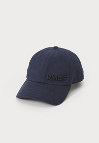 Námornícky modrá bavlnená šiltovka s vyšitým logom "RMCF"; zakrivený šilt, šesťpanelový dizajn a detail na vrchnom gombíku.