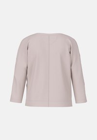 Hellrosa Pullover mit rundem Ausschnitt, Dreiviertelärmeln und senkrechter Nahtdetails auf der Rückseite. Glatte Stofftextur.