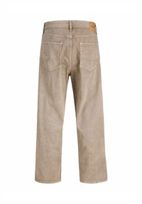 Bež traperice s udobnim krojem, vidljivim stražnjim džepovima i kožnom oznakom na pojasu. Izdržljivi materijal s glatkom teksturom.