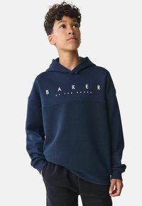 Námornícke modré mikiny s kapucňou s textúrovaným spodným panelom, ktorý obsahuje logo "BAKER by TED BAKER" v bielej farbe. Elastické manžety a lem, voľný strih.
