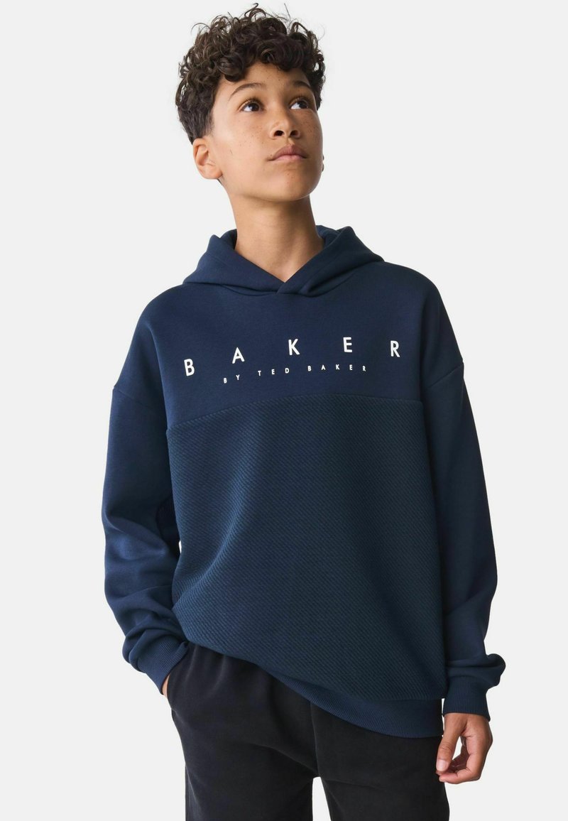 Námornícke modré mikiny s kapucňou s textúrovaným spodným panelom, ktorý obsahuje logo "BAKER by TED BAKER" v bielej farbe. Elastické manžety a lem, voľný strih.