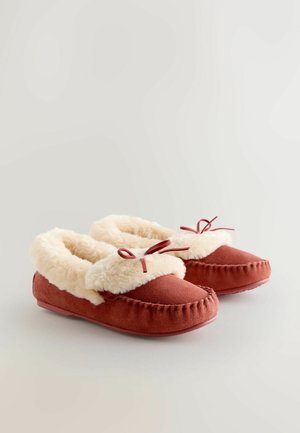 Mörkröd toffel med en mjuk, krämfärgad fuskpälskrage och slinga som accent. Har en sydd design och en platt sula för komfort.