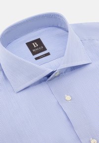 Slim fit košile světle modré barvy s tenkými bílými pruhy. Má špičatý límec, bílé knoflíky a štítek s brandingem "Boggi Milano".