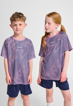 Børns sportstrøjer har en lilla baggrund med pink lodrette striber, korte ærmer og rund halsudskæring. De er parret med marineblå shorts.