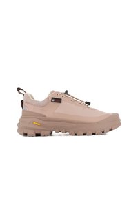 Chaussure de randonnée rose clair composée d'un mélange de maille et de caoutchouc, avec une semelle épaisse, un profil de crampons marqué et une languette au talon pour un enfilage facile.