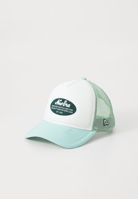 Bijela i mint zelena kapa s mrežastim stražnjim dijelom, zakrivljenim vizorom i oznakom koja sadrži "New Era" logo i tekst. Tekstura tkanine, podesiv kroj.