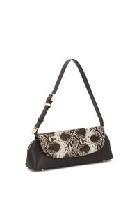 Sac à main en similicuir marron avec un rabat texturé à motif serpent noir et beige. Bandoulière ajustable avec ferrures dorées.