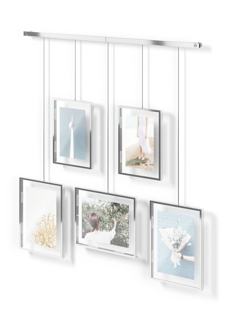 Exhibición de fotos colgante hecha de brazos metálicos, que presenta seis marcos transparentes en diferentes orientaciones, suspendidos por hilos transparentes sobre un fondo blanco.