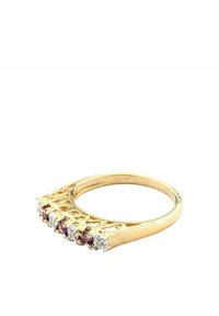 Anello d'oro con una fascia decorativa caratterizzata da motivi a cuore intagliati, abbellito con gemme viola e accenti trasparenti.