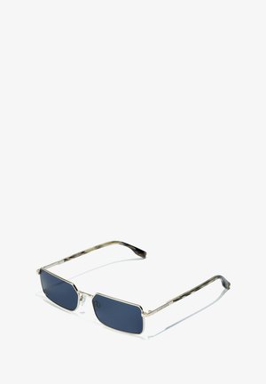 Zonnebril met een rechthoekige vorm, zilveren metalen frame, donkerblauwe glazen en een patroon op de zwarte en schildpadachtige pootjes.