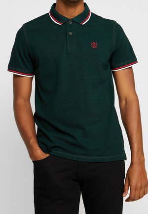 Dunkelgrünes Poloshirt mit Kragen, roten und weißen gestreiften Akzenten an den Ärmeln, einer dreiknöpfigen Vorderblende und einem kleinen roten Emblem.