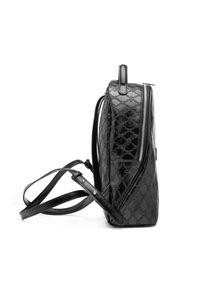 Zaino nero realizzato in materiale lucido, dotato di chiusura con zip, tasca laterale e spallacci piatti. Motivo strutturato di forme intrecciate.
