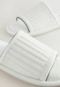 Next Pantofole - white palm