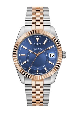 Montre en acier argenté et or rose avec un cadran bleu, dotée d'un affichage de date, de marqueurs luminescents et d'une lunette texturée. Style bracelet acier.