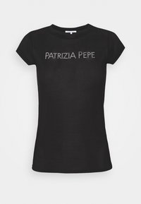 Černé přiléhavé tričko vyrobené z měkké látky, s nápisem "PATRIZIA PEPE" z kamínků vpředu. Klasický kulatý výstřih a krátké rukávy.