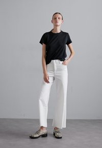 FRAME LE PALAZZO CROP RAW FRAY - Flared Jeans - white