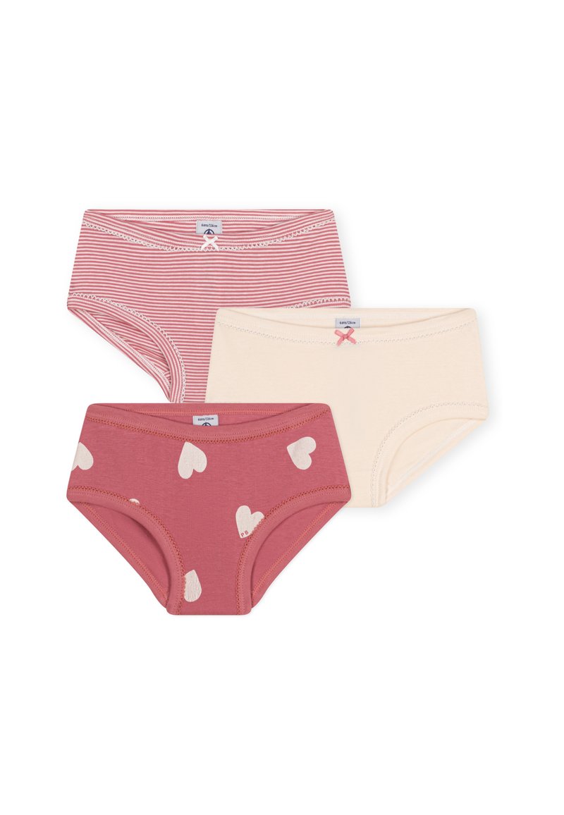 Três pares de roupa interior infantil: um riscado em vermelho, um sólido em rosa com corações brancos, e um creme com um detalhe em laço rosa. Tecido de algodão macio.