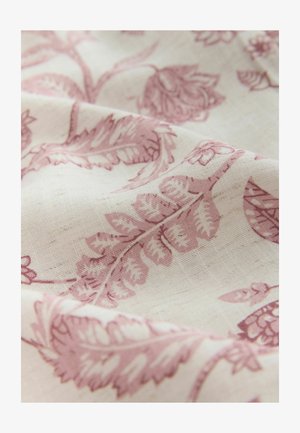 Lekka tkanina o kremowym tle i misternym kwiatowym wzorze w delikatnym różu. Faktura wydaje się gładka z subtelnymi zróżnicowaniami.