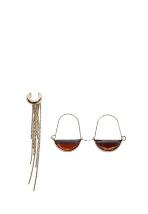Boucles d'oreilles en métal doré avec un design présentant deux formes de demi-lune, dotées de sections ambre translucides, accentuées par des franges de chaîne pendantes.