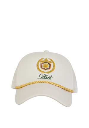 Weiße Baseballkappe mit goldbesticktem Wappen und dekorativem goldenen Garn über dem Schirm, mit grünem kursivem Text unter dem Wappen.