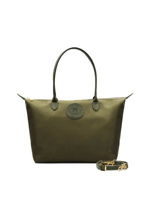 Sac fourre-tout vert olive en nylon avec un patch logo circulaire, des poignées doubles et une bandoulière amovible. Fermeture éclair et quincaillerie couleur or.