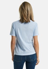 Lys blå bomulds t-shirt med korte ærmer, rund halsudskæring og en afslappet pasform. Bagsiden har en glat, ren finish, der er egnet til afslappet brug.