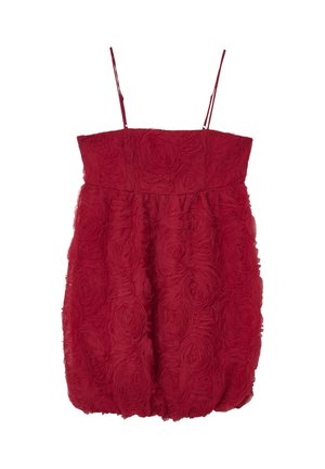 Abito rosso senza spalline con motivo a rose testurizzato e sottili spalline regolabili, caratterizzato da una gonna arricciata e voluminosa.