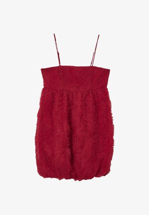 Abito rosso senza spalline con motivo a rose testurizzato e sottili spalline regolabili, caratterizzato da una gonna arricciata e voluminosa.