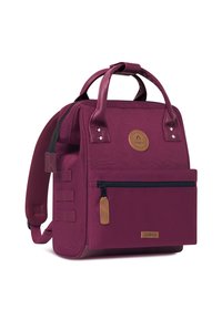 Sac à dos en tissu bordeaux avec des accents en cuir, double poignée et bretelles réglables. Comprend une poche zippée à l'avant et un patch avec un logo.