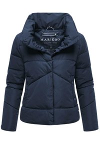 Marinblå puffjacka med hög krage, vadderat mönster och knappdetaljer. Har en varumärkesetikett inuti. Mjuk, texturerad tyg.