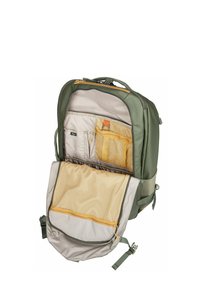 Sac à dos vert olive entièrement ouvert pour montrer plusieurs poches et compartiments en maille beige et jaune à l'intérieur pour l'organisation.