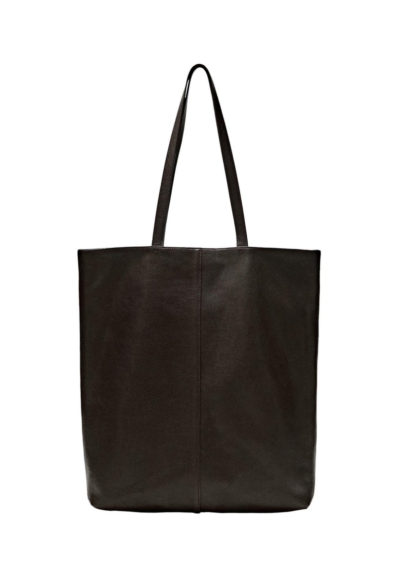 Zwarte leren tote bag met twee lange handvatten, een platte rechthoekige vorm, gladde textuur en minimalistisch ontwerp zonder zichtbare hardware.