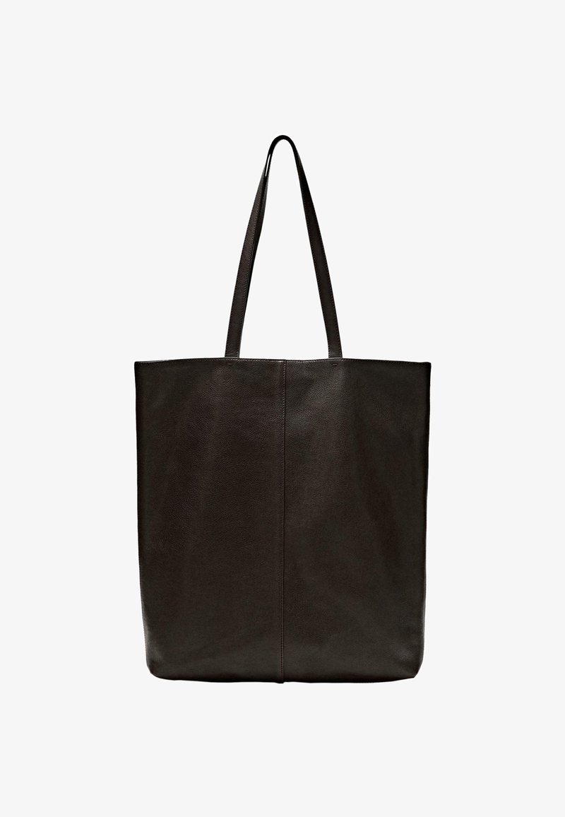 Czarna skórzana torba tote z dwoma długimi uchwytami, minimalistyczny design, gładka faktura i brak dekoracyjnych akcentów. Wymiary wynoszą około 15x14 cali.