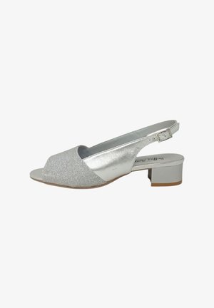 Sandalo slingback argento con tomaia metallica testurizzata, punta aperta e tacco a blocco. Presenta una cintura regolabile per una vestibilità sicura.
