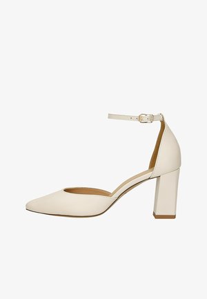 Beige gesloten hoge hakken met een blokhak en een smalle enkelriem met gespsluiting.