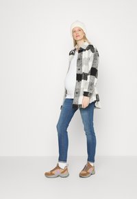 MAMALICIOUS MLJULIA - Calças de ganga justas - medium blue denim