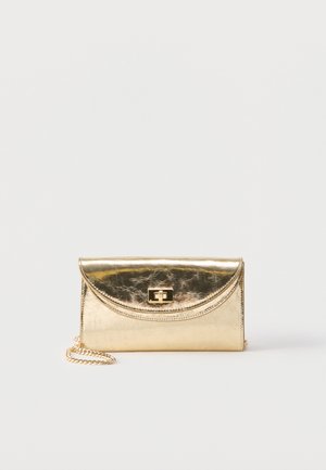 Pieni metallinen kultainen iltalaukku, jossa on kaartuva läppä ja kierrelukko, sekä lyhyt kultainen ketjuhihna.