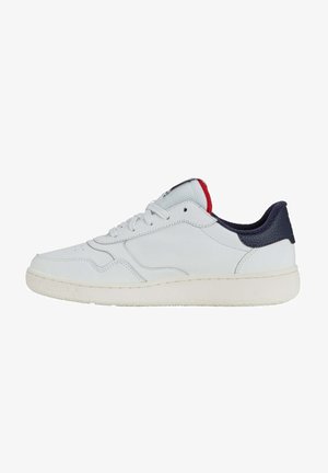 Sneaker bianca in pelle con suola in gomma testurizzata. Accenti blu navy e rossi sul tallone e sul colletto. Presenta lacci rotondi e dettagli perforati.