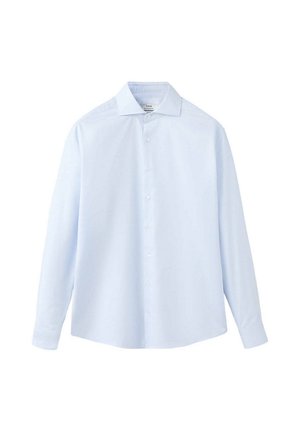 Camisa de vestir azul claro de manga larga con botones en la parte delantera y cuello puntiagudo, exhibida sobre un fondo blanco.