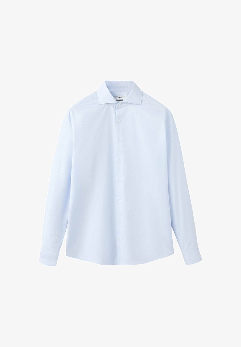 Chemise bleu clair à manches longues avec des boutons sur le devant et un col pointu, présentée sur fond blanc.