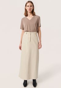 Soaked in Luxury COLUMBINE V-NECK SS - Paprasti marškinėliai - walnut