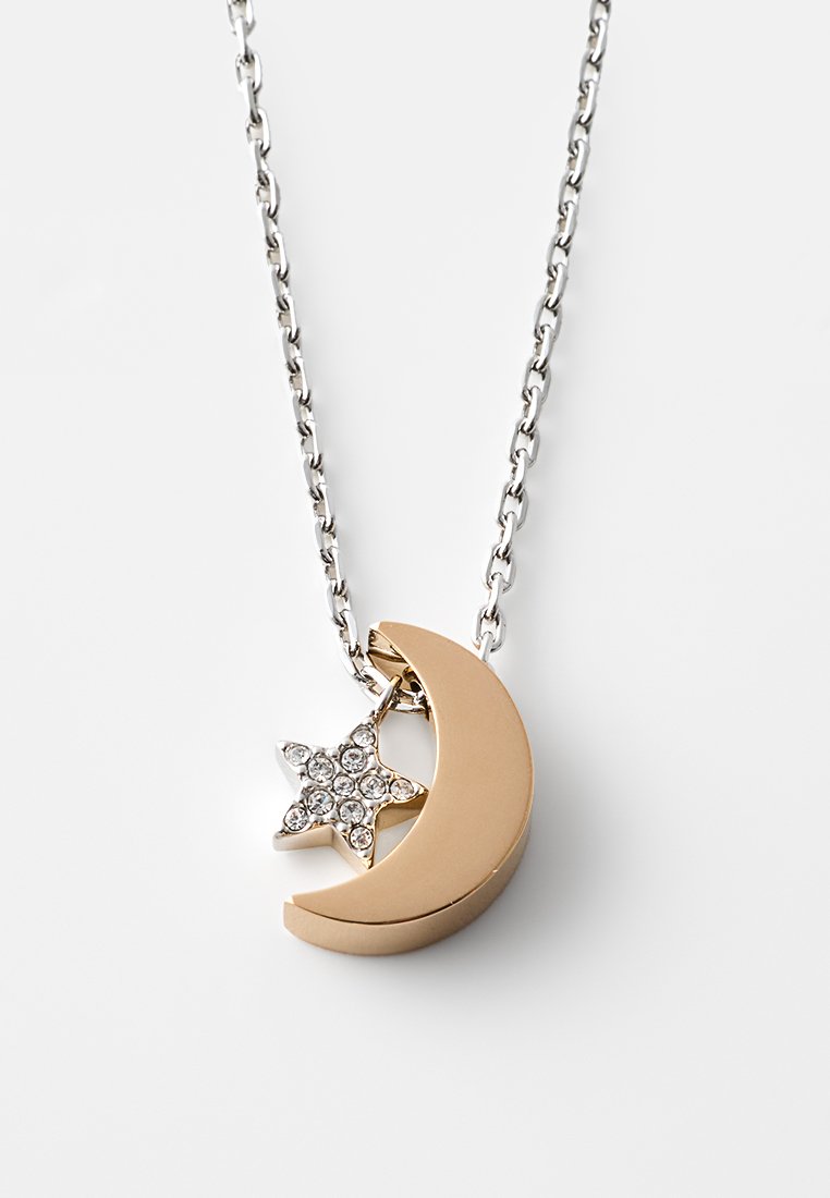 Goldfarbener Halbmond-Anhänger mit einer silbernen Kette, versehen mit einem Stern, der mit klaren Kristallen verziert ist. Glatte Textur und minimalistisches Design.