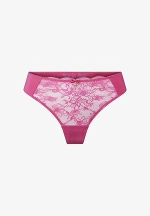 Roze kantjes string met bloemenpatroon, voorzien van een gladde satijnen tailleband en een kleine metalen accent aan de voorkant.
