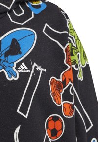 Sudadera negra con gráficos coloridos de personajes de Disney, incluyendo elementos deportivos. Incluye el logo de Adidas en blanco. Tejido suave con un diseño juguetón.